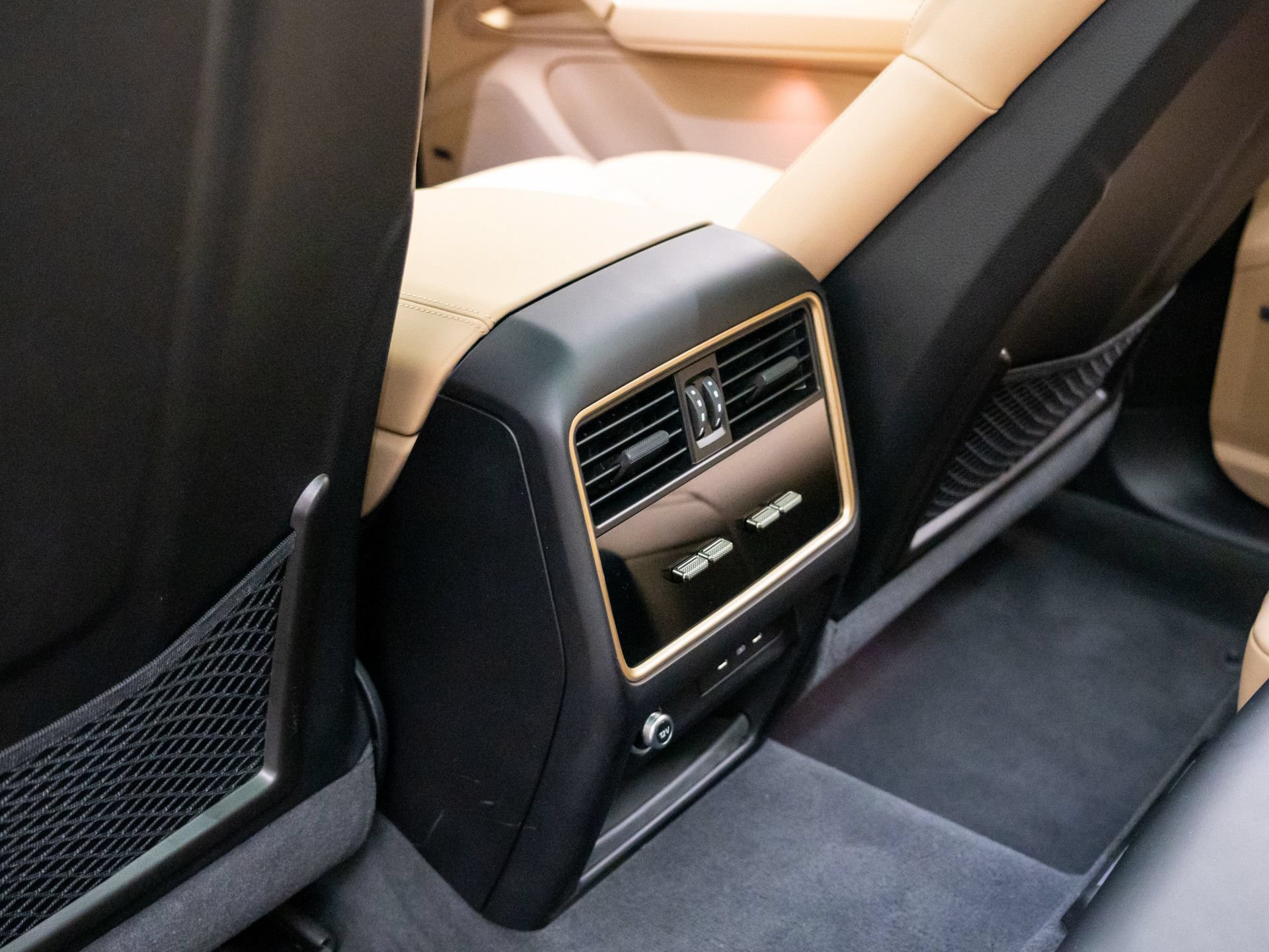 Certified 2025 Porsche Cayenne Turbo AWD/4WD image 18