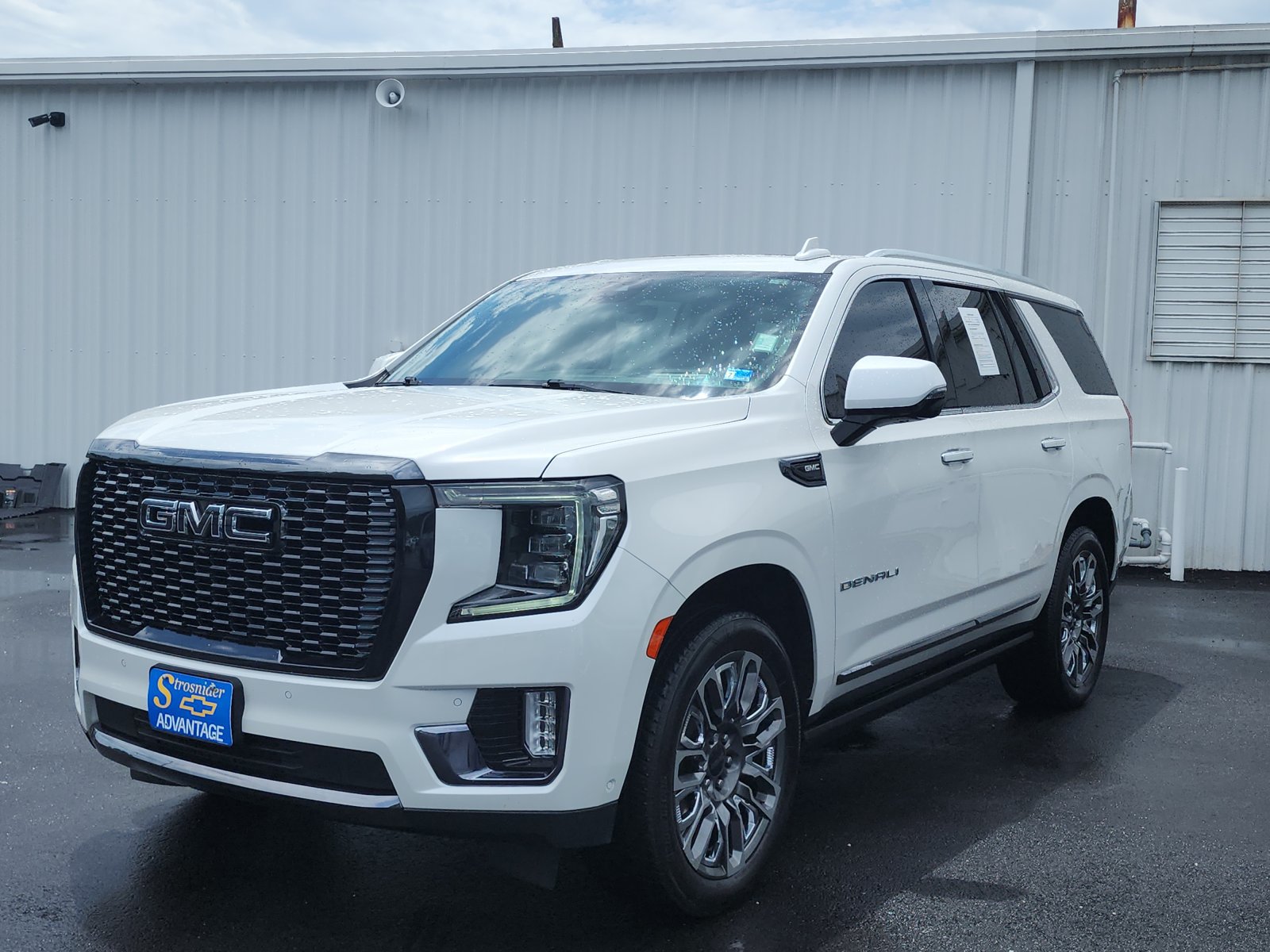 Used 2023 GMC Yukon Denali Ultimate AWD/4WD image 1