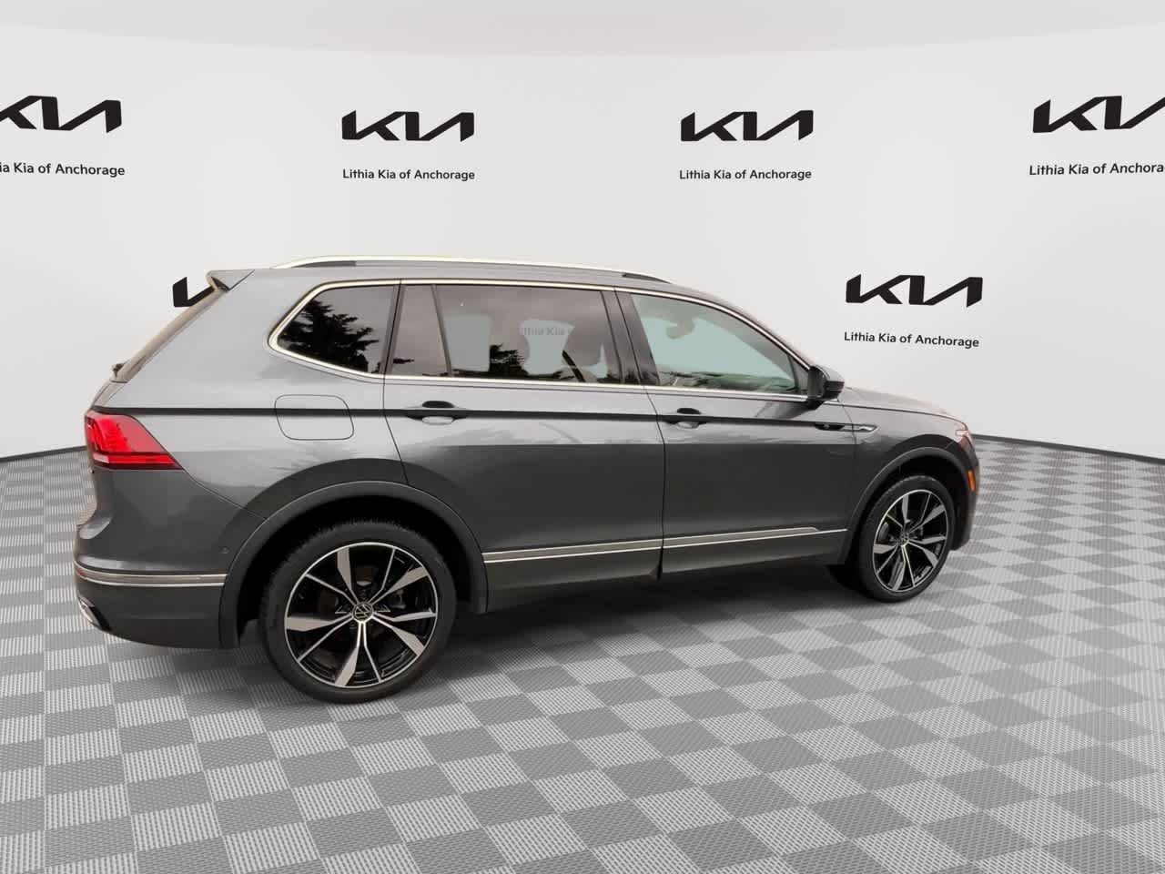 Used 2022 Volkswagen Tiguan SEL R-Line AWD/4WD image 9