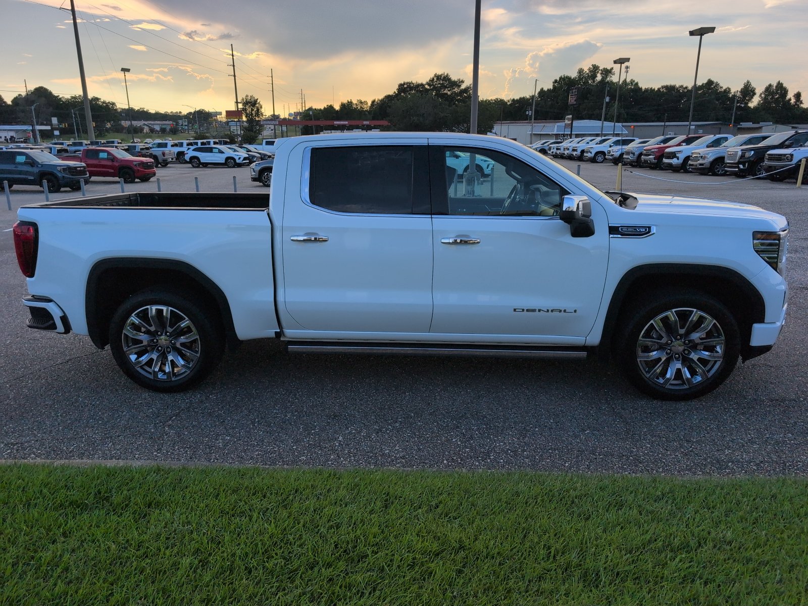 Used 2023 GMC Sierra 1500 Denali w/ Denali Reserve Package AWD/4WD image 9