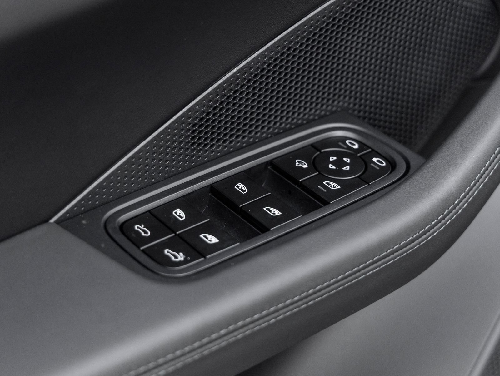 Certified 2025 Porsche Macan Electric RWD image 20