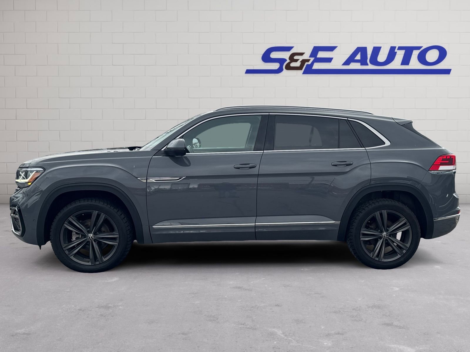 Used 2022 Volkswagen Atlas Cross Sport SEL Premium R-Line AWD/4WD image 2