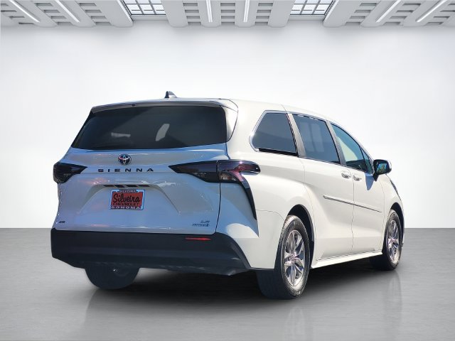 Used 2024 Toyota Sienna LE AWD/4WD image 4
