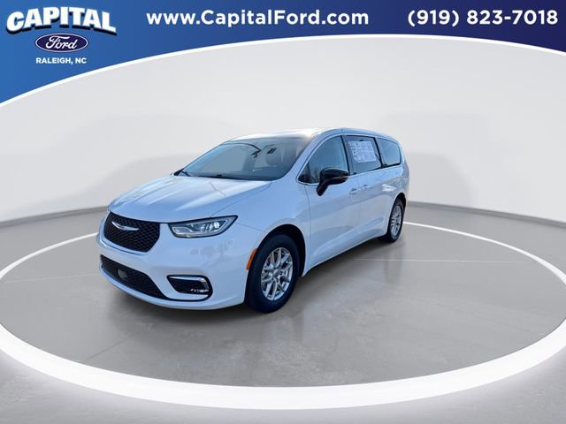 Used 2024 Chrysler Pacifica Touring-L image 4