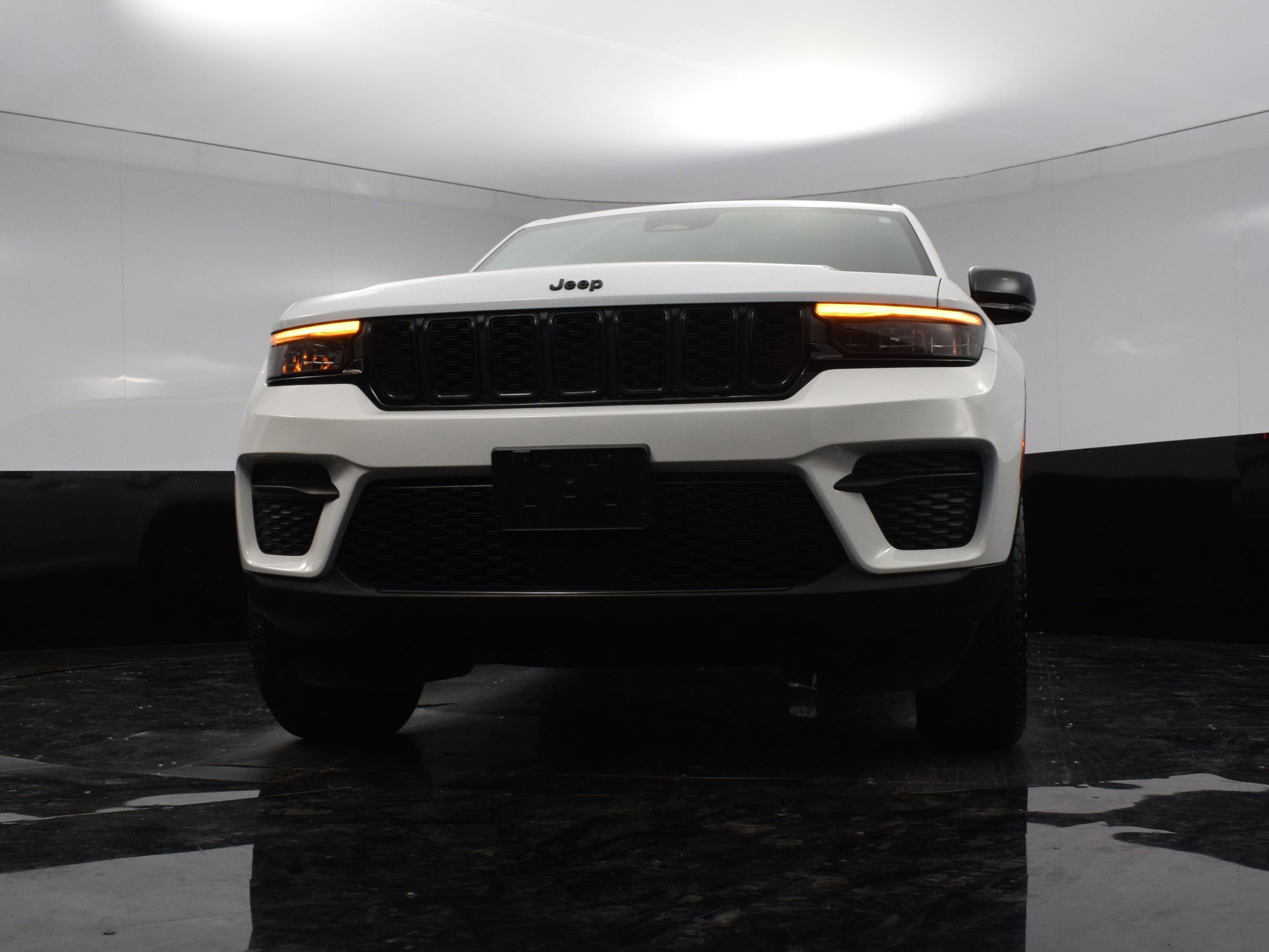 Used 2023 Jeep Grand Cherokee Altitude image 18