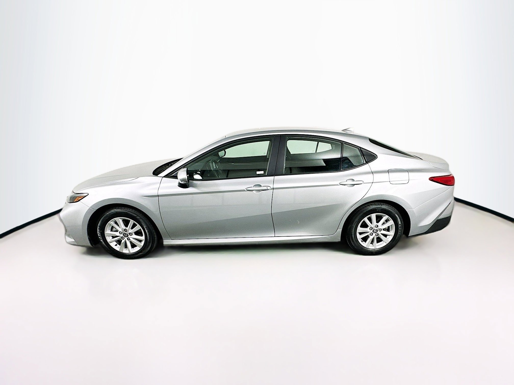 Used 2025 Toyota Camry LE image 4