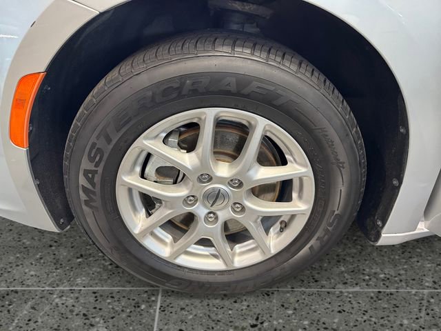Used 2024 Chrysler Pacifica Touring-L image 25
