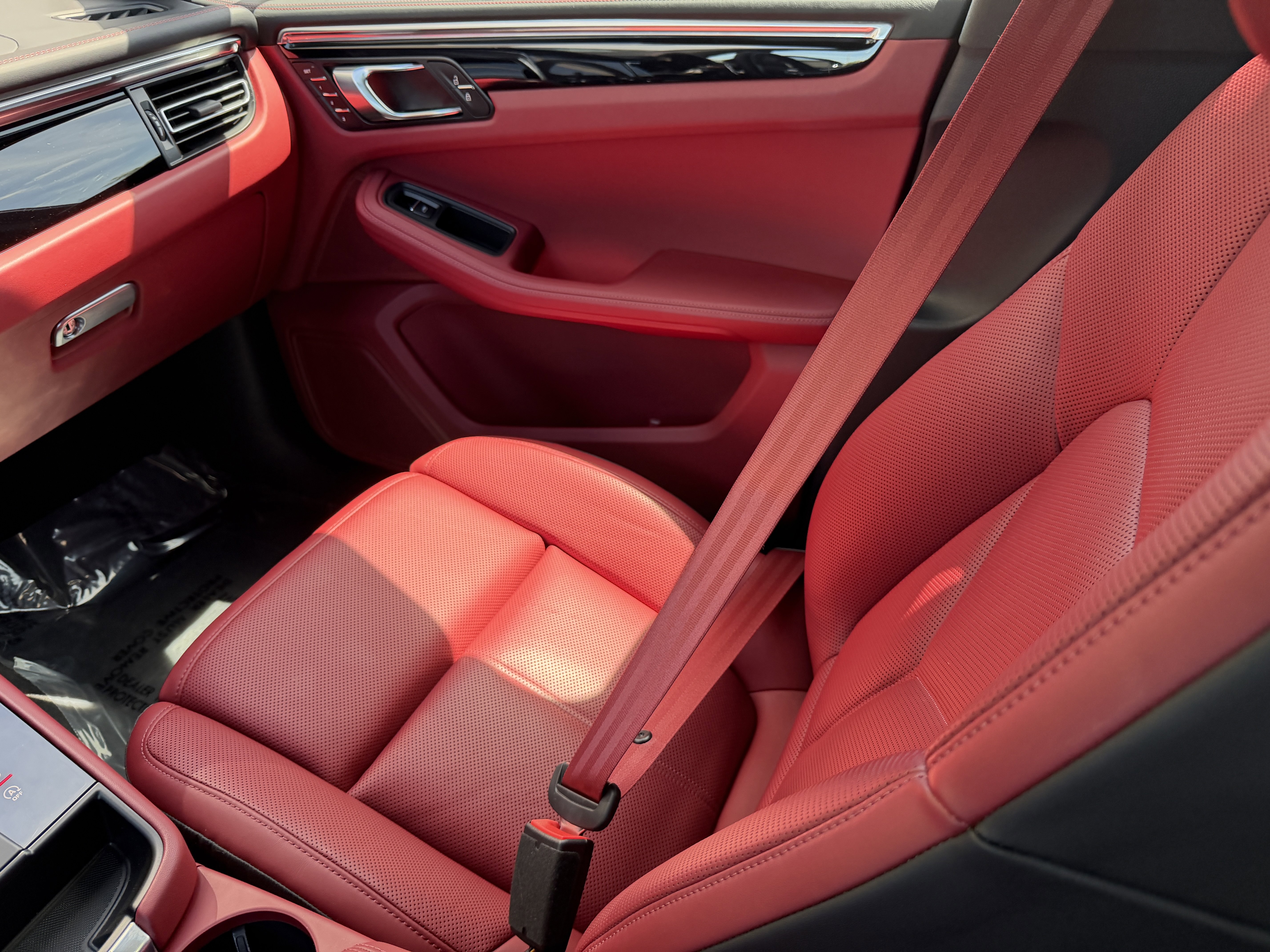 Certified 2025 Porsche Macan image 20