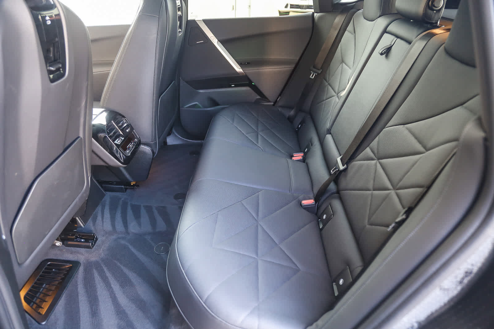 Used 2025 BMW iX xDrive50 w/ Sport Package image 15