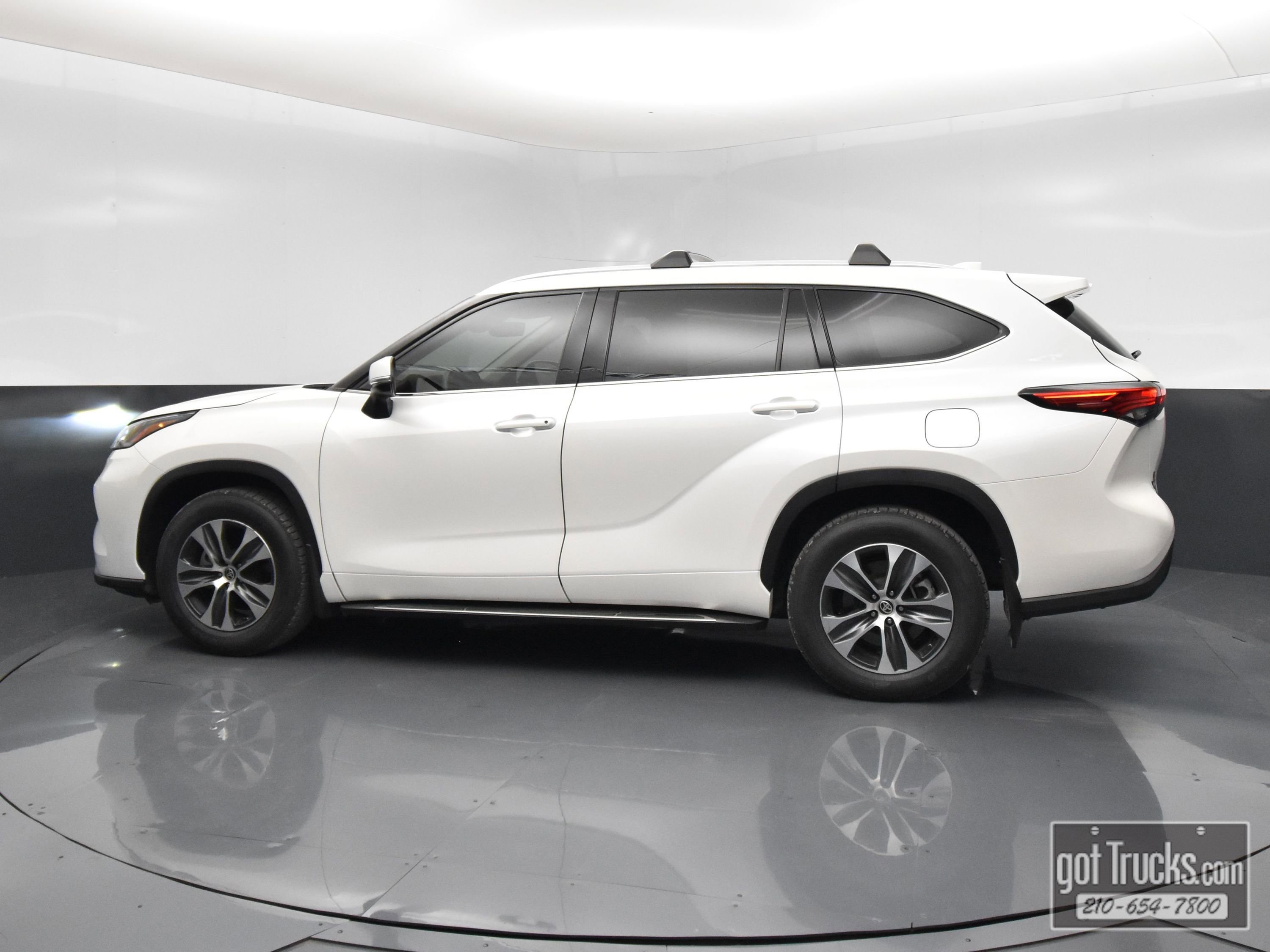 Used 2021 Toyota Highlander XLE AWD/4WD image 3