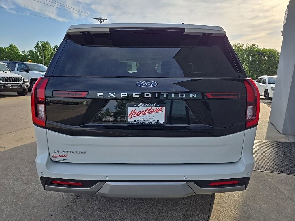 Used 2025 Ford Expedition Platinum w/ Driver's Package AWD/4WD image 8