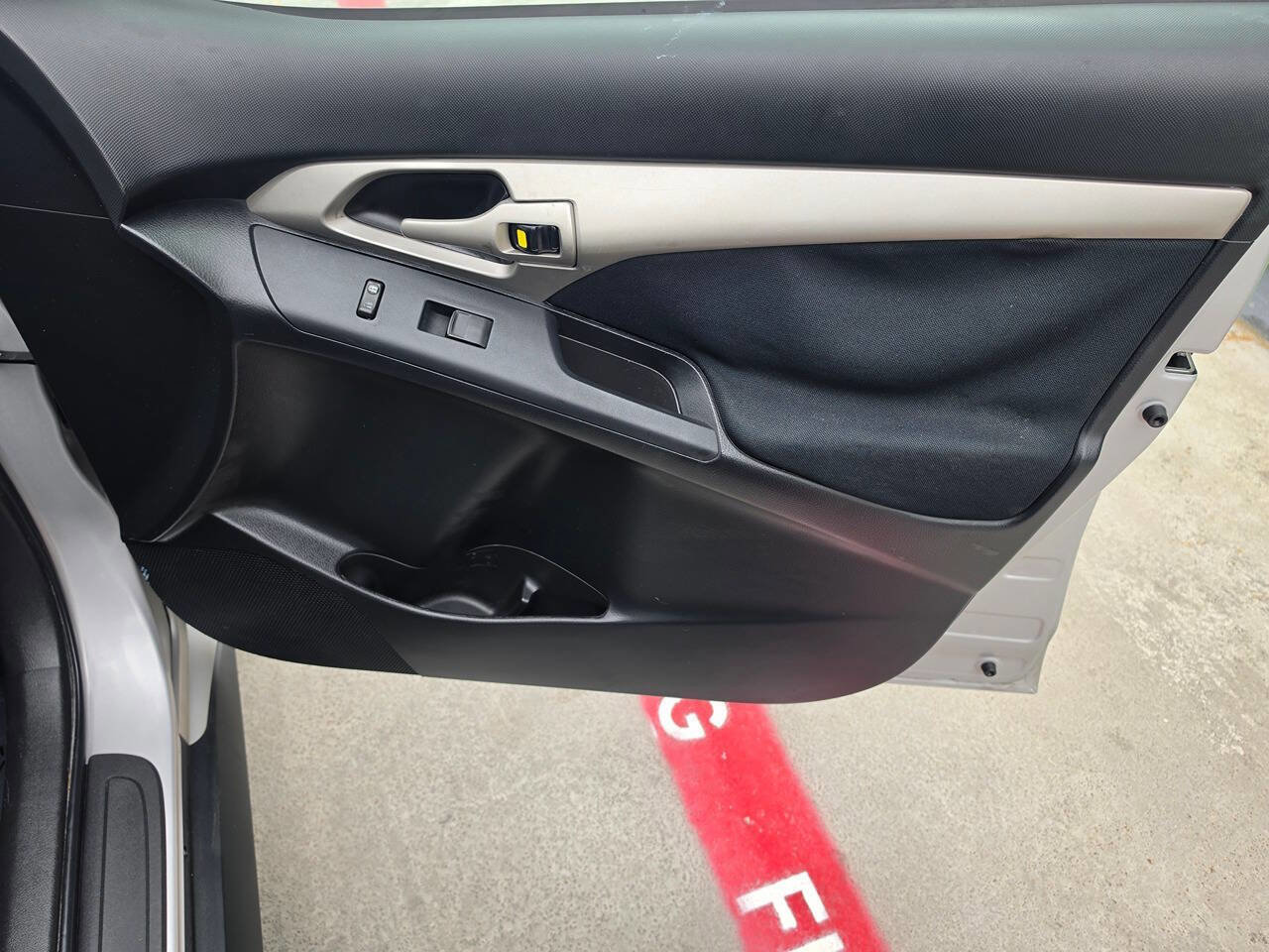 Used 2009 Pontiac Vibe w/ Preferred Package FWD image 29