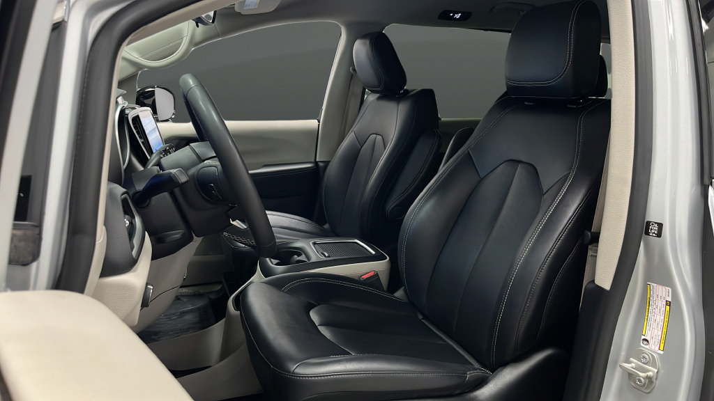 Used 2024 Chrysler Pacifica Touring-L FWD image 9