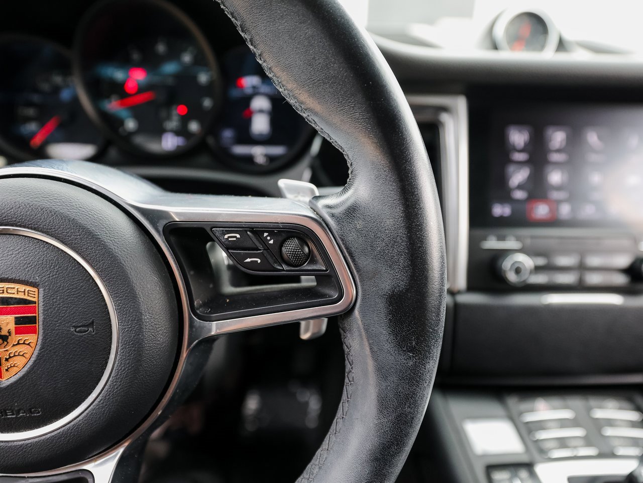 Certified 2018 Porsche Macan image 16