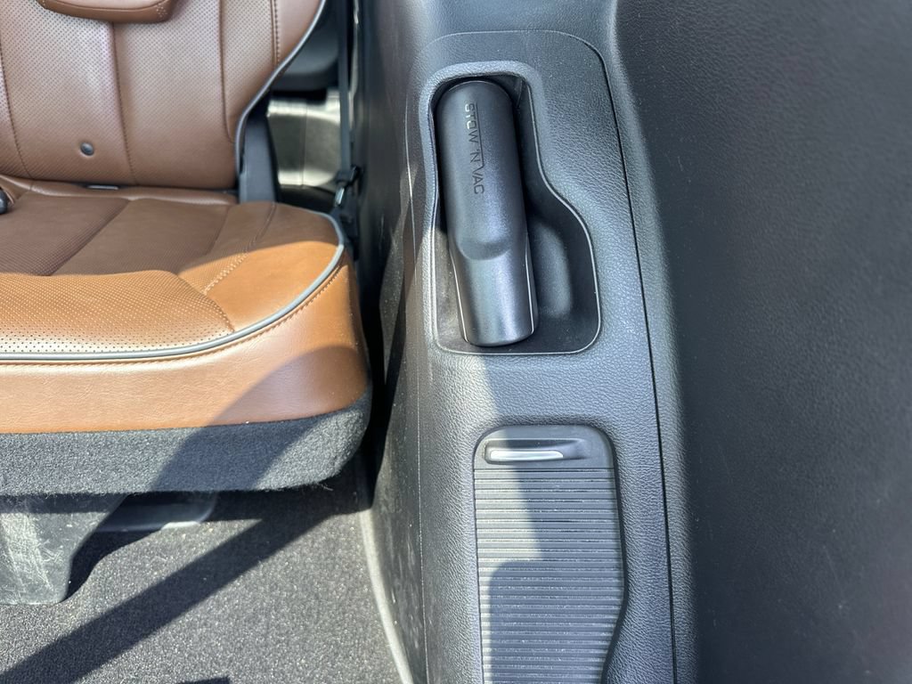 Used 2017 Chrysler Pacifica Limited w/ UConnect Theater Package FWD image 43