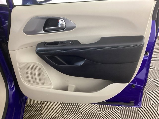 Used 2020 Chrysler Pacifica Touring-L image 18