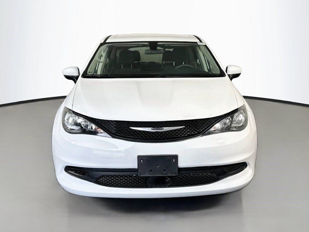 Used 2022 Chrysler Voyager LX FWD image 2