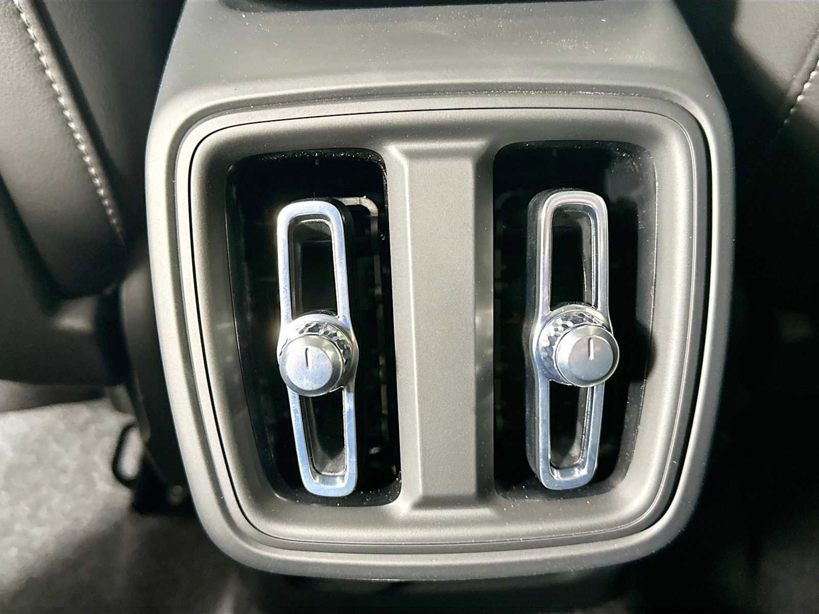 Used 2025 Volvo XC40 B5 Core w/ Climate Package image 23