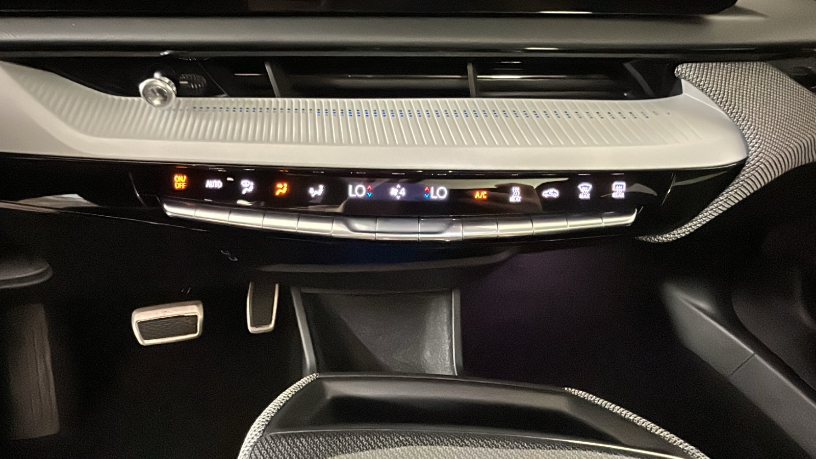 Used 2025 Cadillac Optiq Luxury 2 w/ LPO, Floor Liner Package AWD/4WD image 28