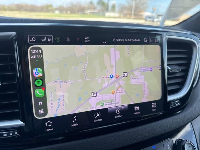 Used 2025 Chrysler Pacifica Select image 3