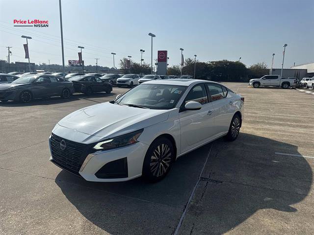 Certified 2024 Nissan Altima 2.5 SV w/ SV Premium Package AWD/4WD image 3