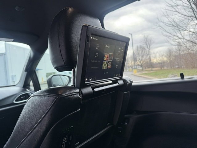 Used 2018 Chrysler Pacifica Touring-L Plus w/ S Appearance Package image 16