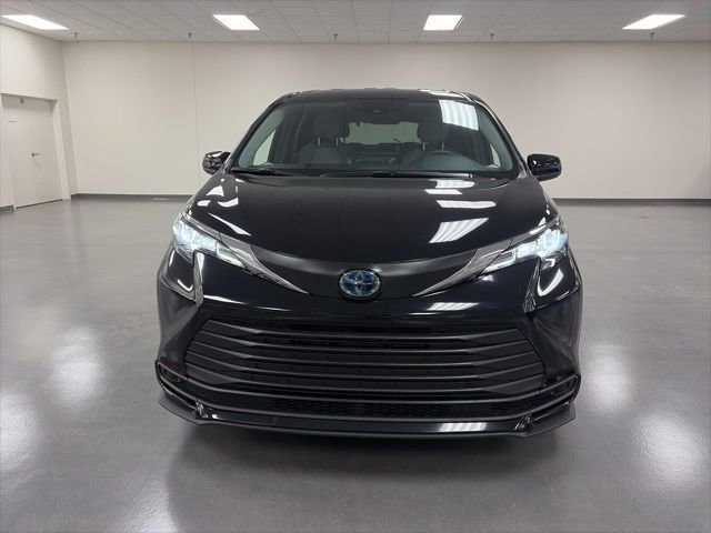 Certified 2025 Toyota Sienna LE image 2