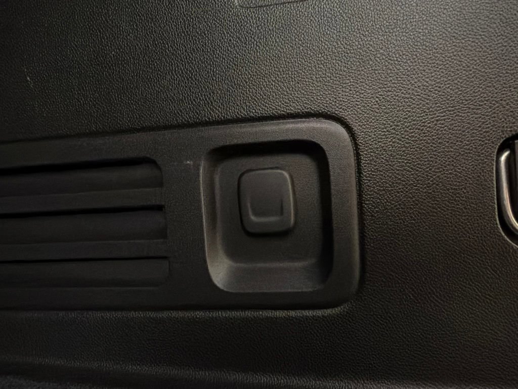 Used 2018 Chevrolet Traverse LT FWD image 39