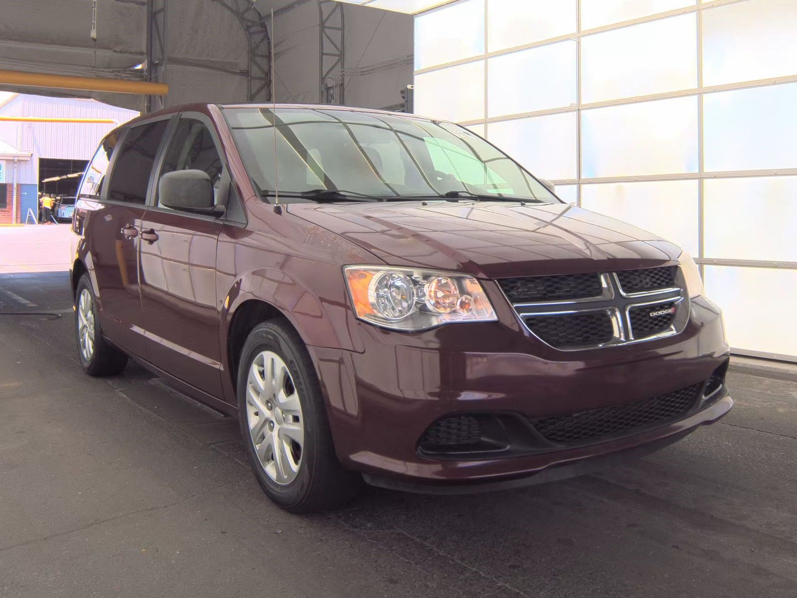 Used 2018 Dodge Grand Caravan SE FWD image 4