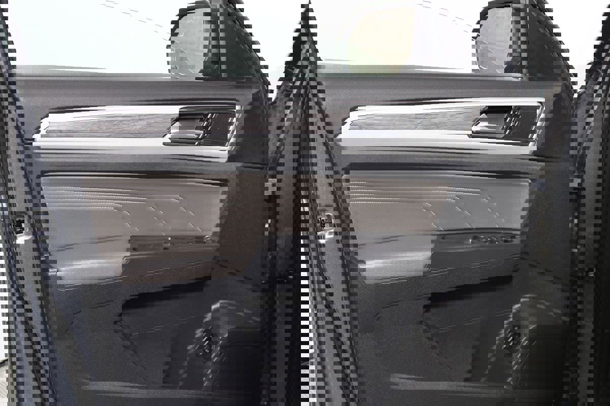 Used 2021 Volkswagen Atlas Cross Sport SE w/ Panoramic Sunroof Package image 7