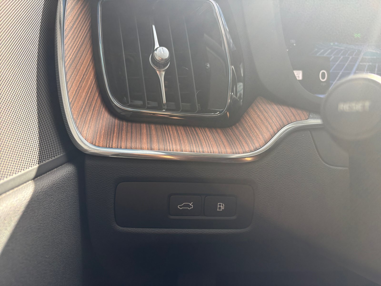 Used 2024 Volvo XC60 T8 Plus AWD/4WD image 23
