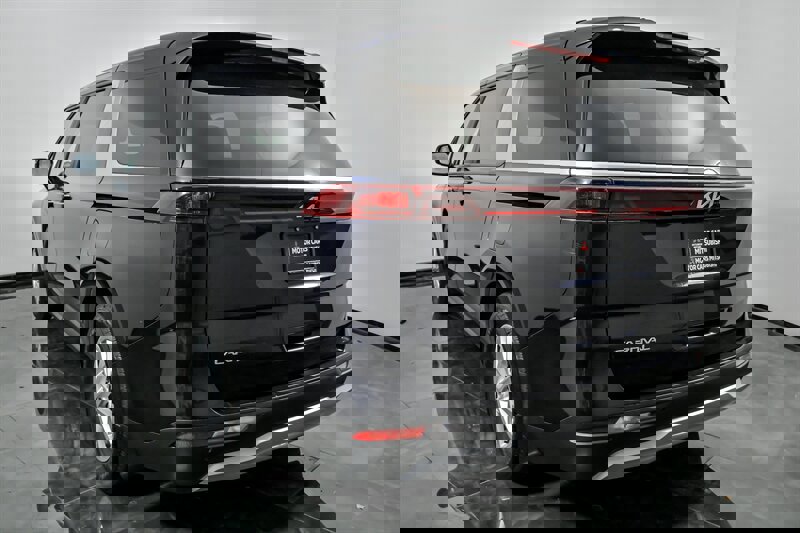 Used 2023 Kia Carnival LX image 8