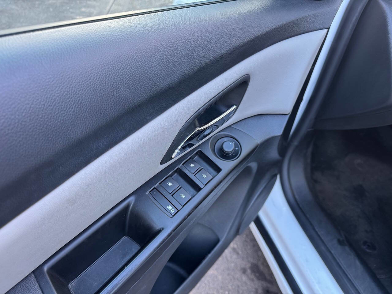 Used 2013 Chevrolet Cruze LS image 9