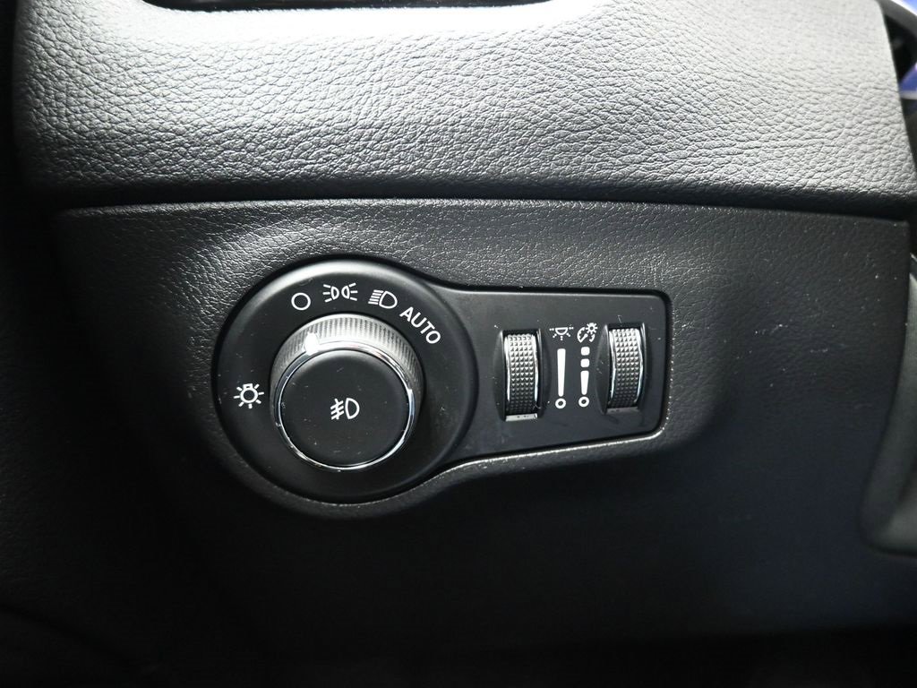 Used 2020 Jeep Compass Limited image 23