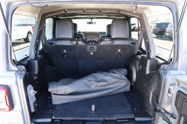 Used 2018 Jeep Wrangler Unlimited Sahara w/ Dual Top Group AWD/4WD image 10