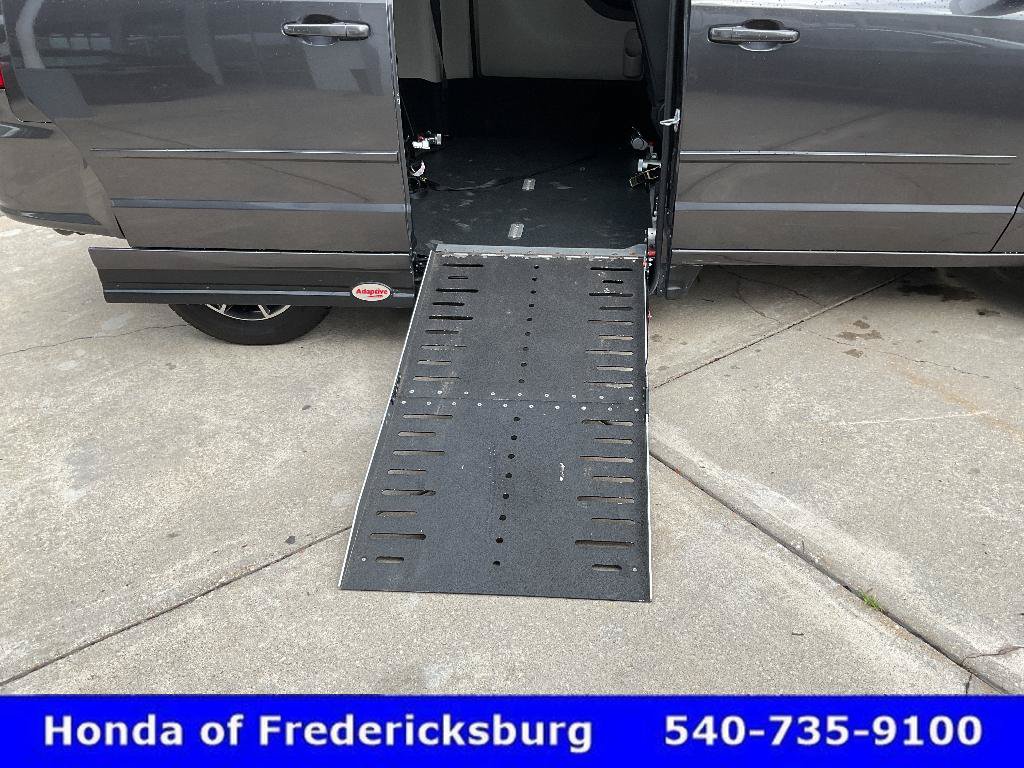 Used 2017 Dodge Grand Caravan SXT FWD image 27