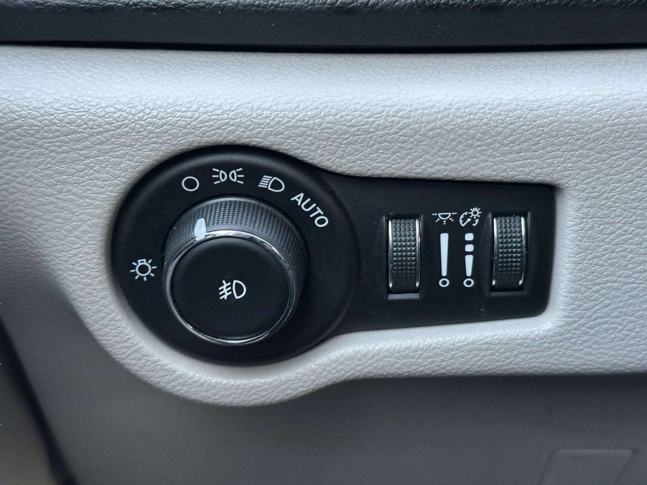 Used 2018 Chrysler Pacifica Touring-L Plus w/ Tire & Wheel Group image 30