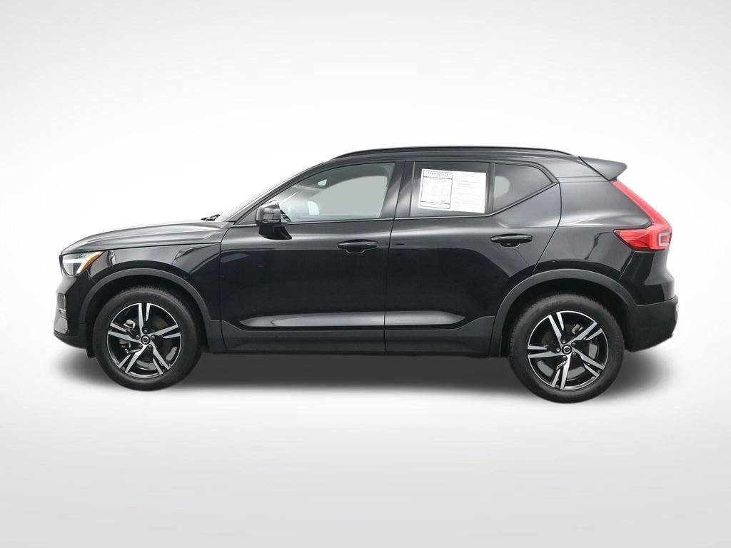 Used 2024 Volvo XC40 B5 Core image 10
