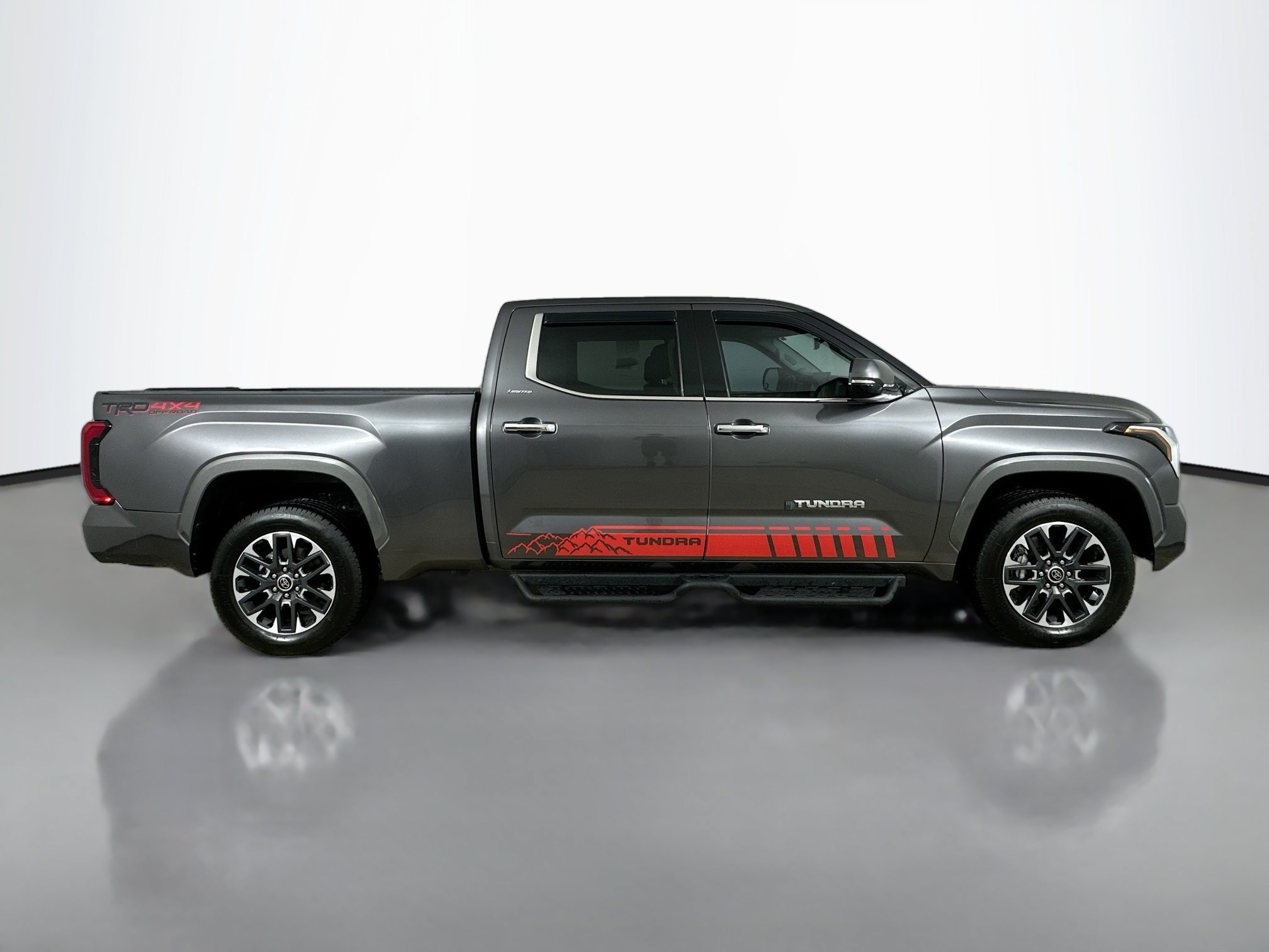 Used 2022 Toyota Tundra Limited w/ Power Package AWD/4WD image 4