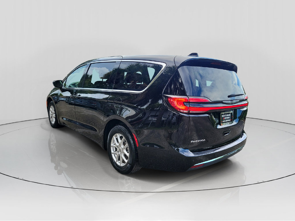Used 2024 Chrysler Pacifica Touring-L FWD image 5