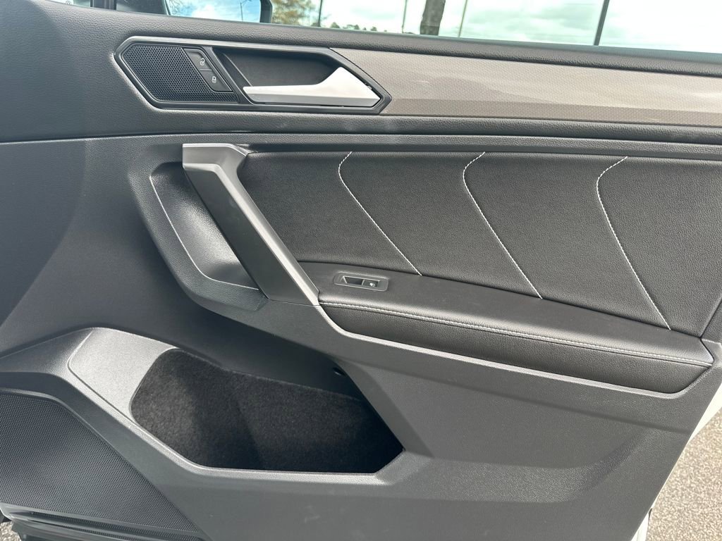 Used 2022 Volkswagen Tiguan SE image 37