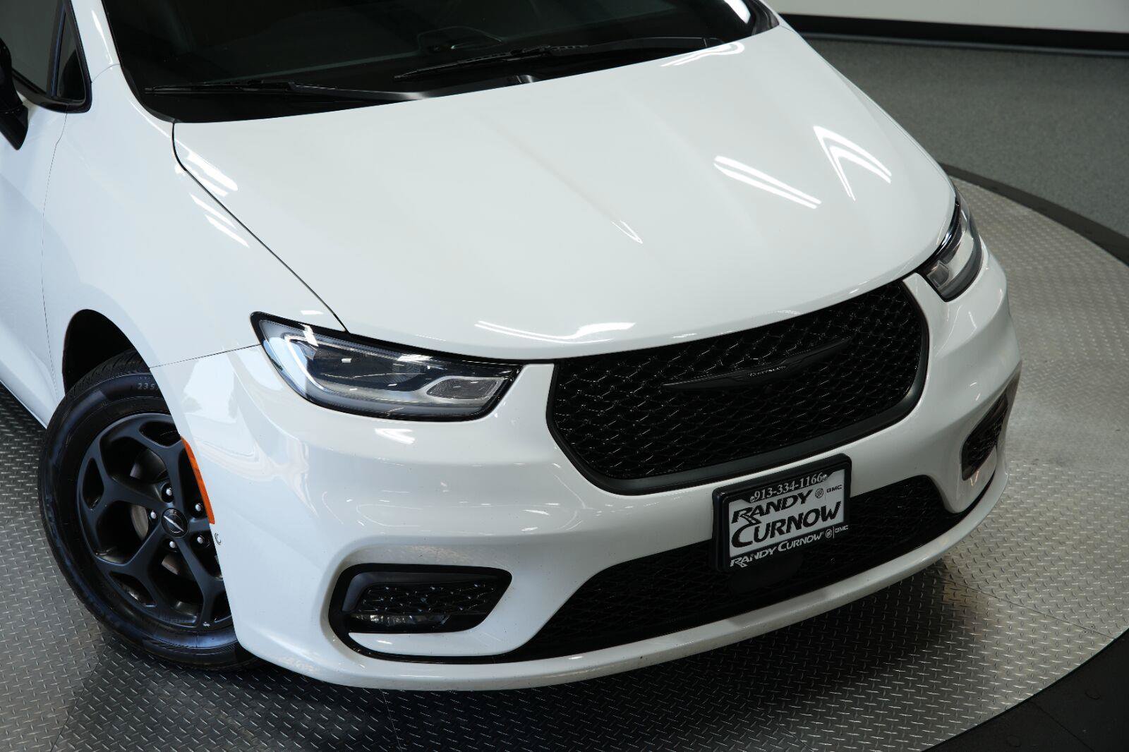 Used 2024 Chrysler Pacifica Limited FWD image 50
