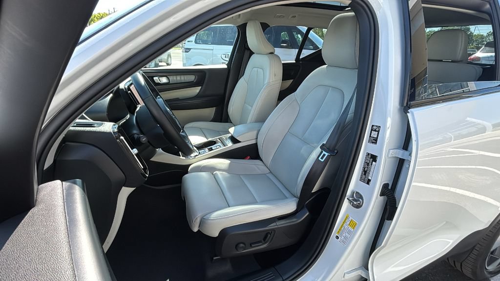 Certified 2026 Volvo XC40 B5 Plus AWD/4WD image 25