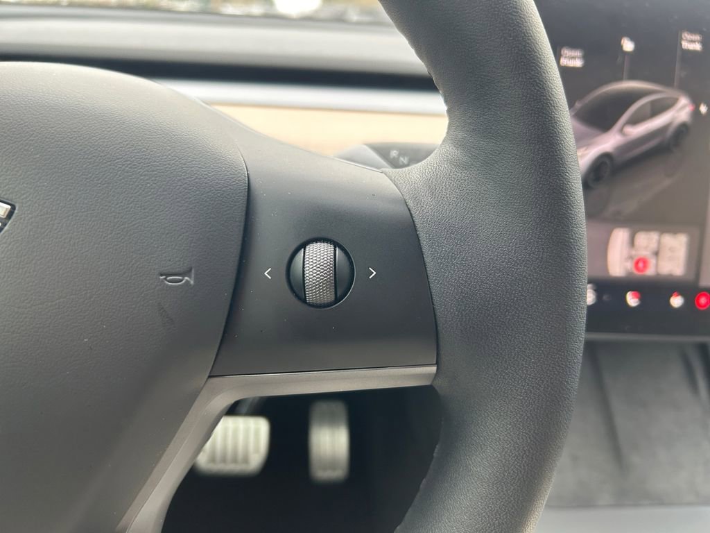 Used 2025 Tesla Model Y Performance image 18