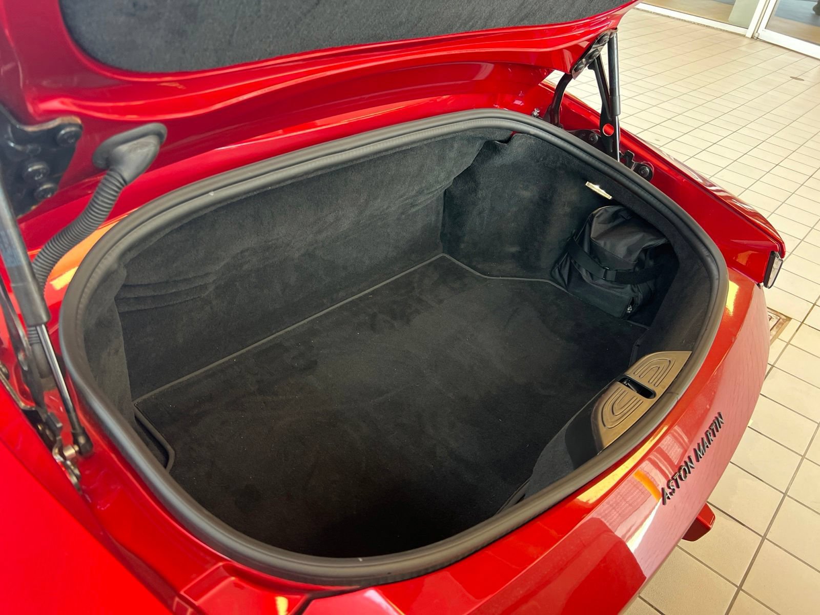 Used 2021 Aston Martin V8 Vantage Roadster RWD image 31
