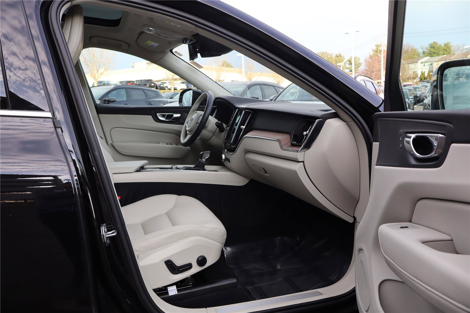 Used 2021 Volvo XC60 T5 Momentum w/ Premium Package image 29