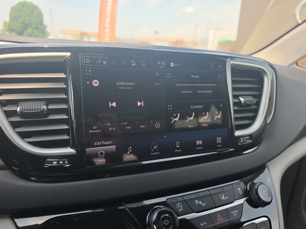 Used 2024 Chrysler Pacifica Touring-L FWD image 25