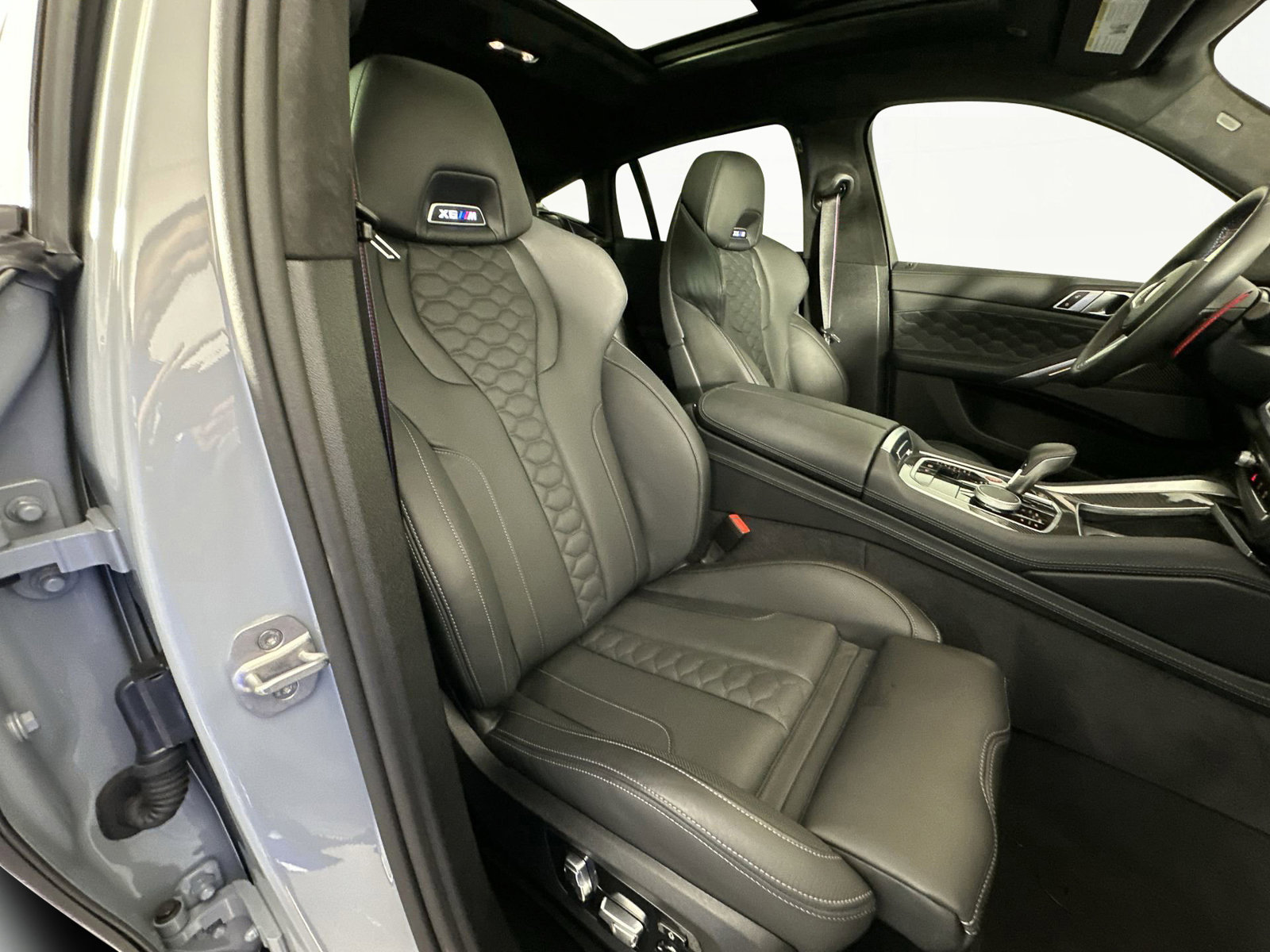 Used 2025 BMW X6 M Competition w/ Executive Package image 27