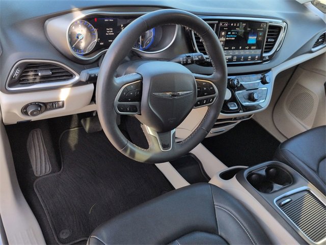 Used 2024 Chrysler Pacifica Touring-L image 11