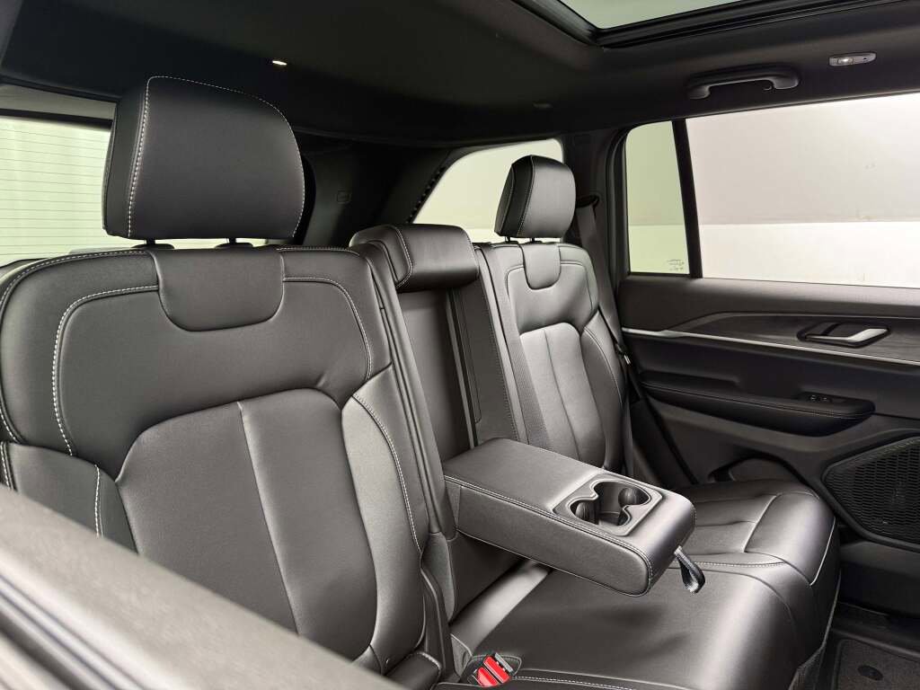 New 2025 Jeep Grand Cherokee Limited w/ Black Appearance Package image 22